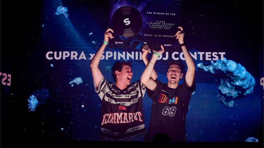 Ave, das 2024 Gewinner-Duo des CUPRA Young Talents DJ Contests, steht lächelnd vor einem schlichten Hintergrund, bereit, die Clubszene zu erobern.