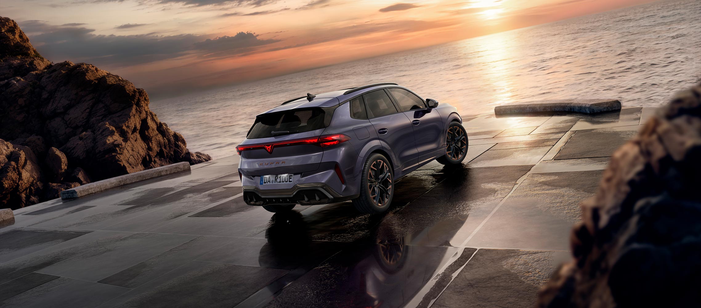 CUPRA Terramar Hybrid SUV, neues Modell 2024, Frontansicht, mit eleganten Scheinwerfern, modernen Leichtmetallrädern und Sharknose, am Meer bei Sonnenuntergang