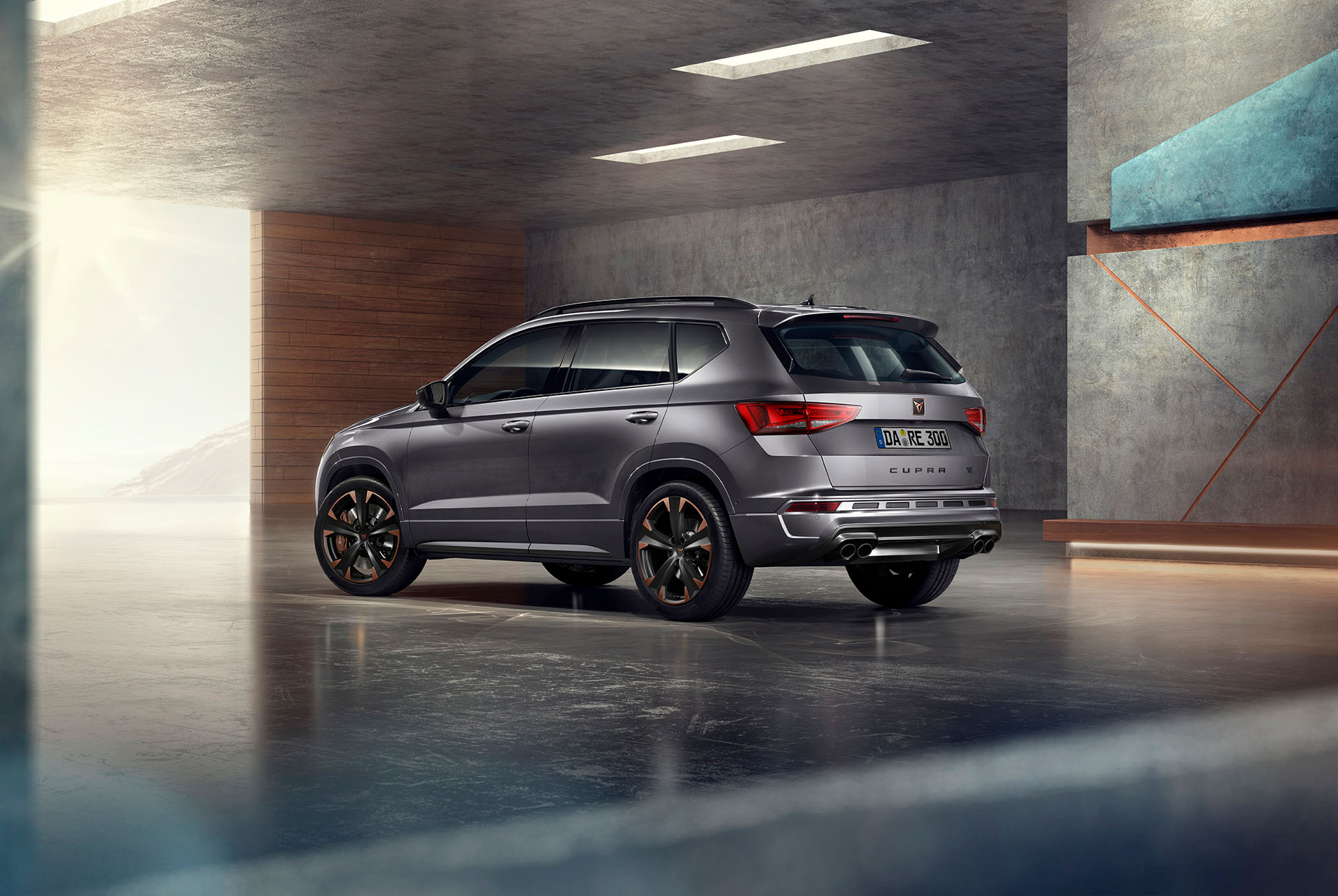 Heckansicht eines grauen CUPRA Ateca VZ SUV, ausgestattet mit 300 PS, 6 Fahr-Modi und optionalen Brembo-Bremsen.