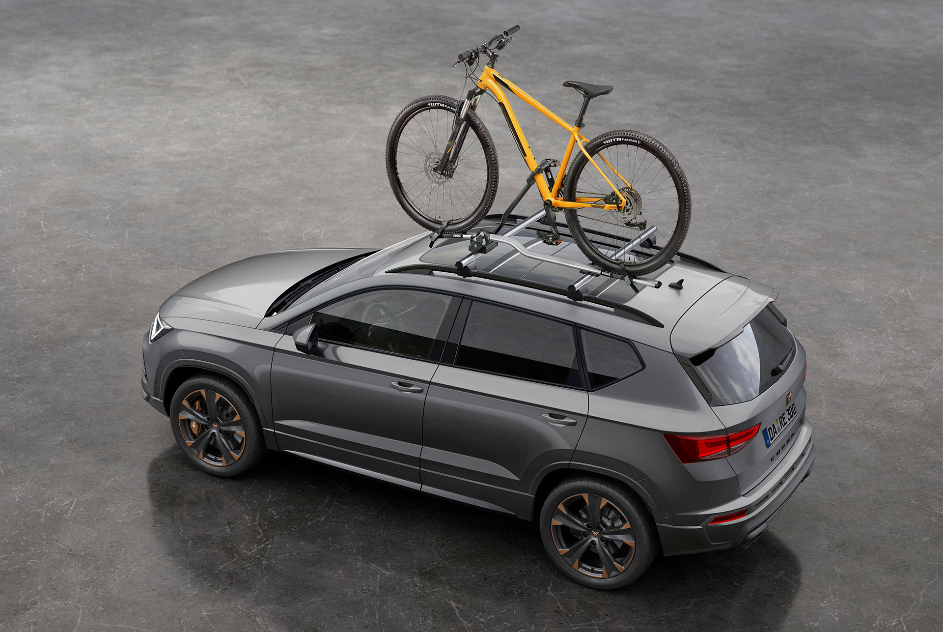 CUPRA Ateca ausgestattet mit einem speziell entwickelten Fahrrad-Dachträger, bereit für ein abenteuerliches Reiseerlebnis.