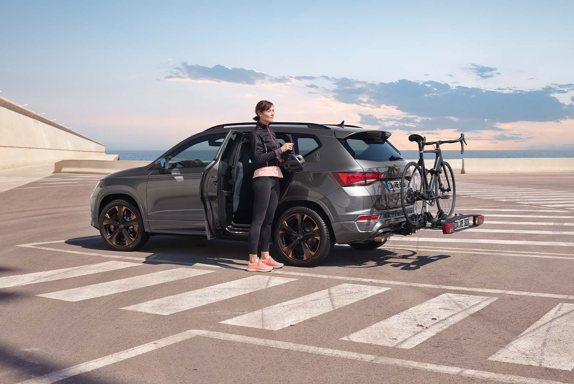 CUPRA Ateca mit neu gestaltetem Fahrradträger für Anhängerkupplung, der Platz für bis zu zwei Fahrräder bietet und die Outdoor-Abenteuerfähigkeiten des Fahrzeugs zeigt.