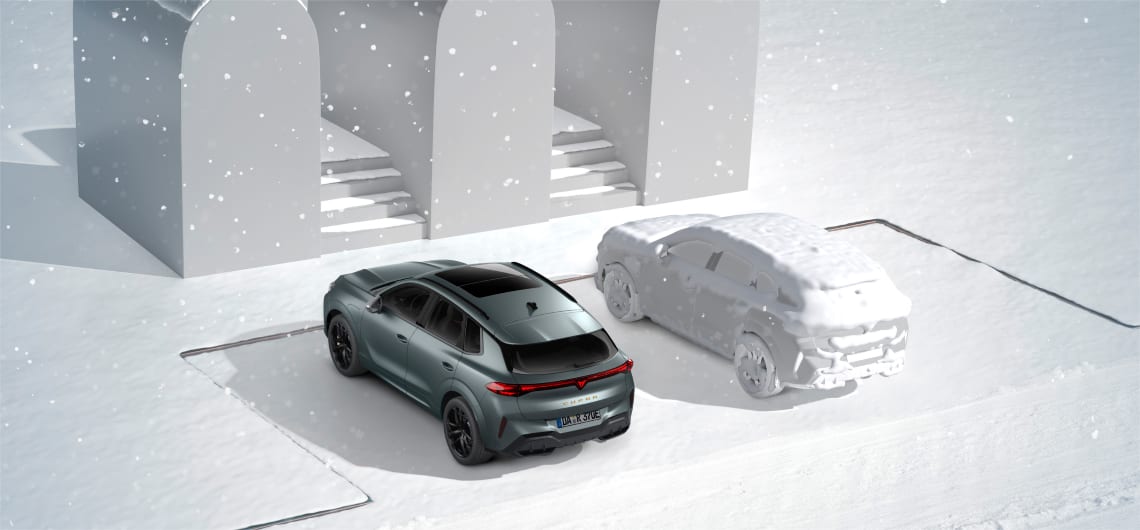 cupra terramar in der Farbe dark void, geparkt im Schnee, mit der Standheizung für Wärme an kalten Tagen, die per Fernbedienung gesteuert wird.