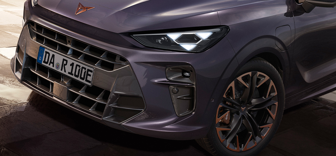 Nahaufnahme des Cupra Terramar VZ in der Farbe Dark Void, mit Cupra Matrix LED Ultra-Scheinwerfern, HD-Lichtsystem und 20-Zoll Hadron Copper Felgen