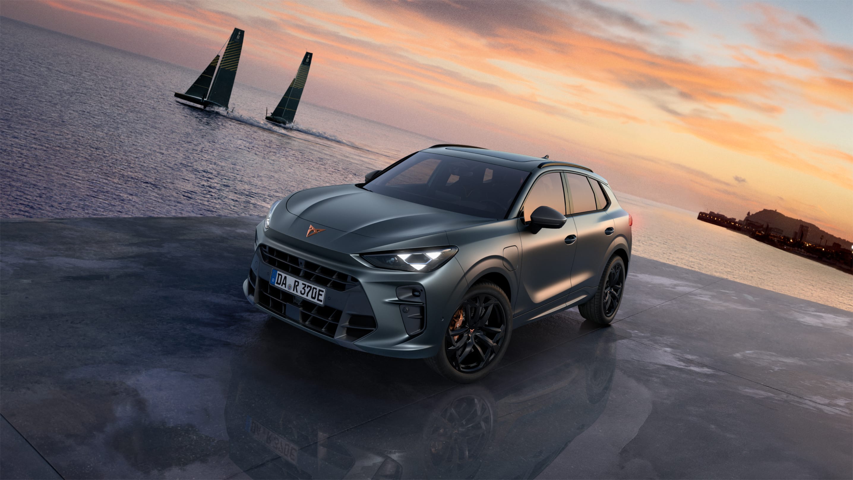 Der neue Cupra Terramar 2024 SUV auf nassem Pflaster am Meer, mit schnittigen Scheinwerfern, modernen Leichtmetallrädern und Shark Nose Frontdesign