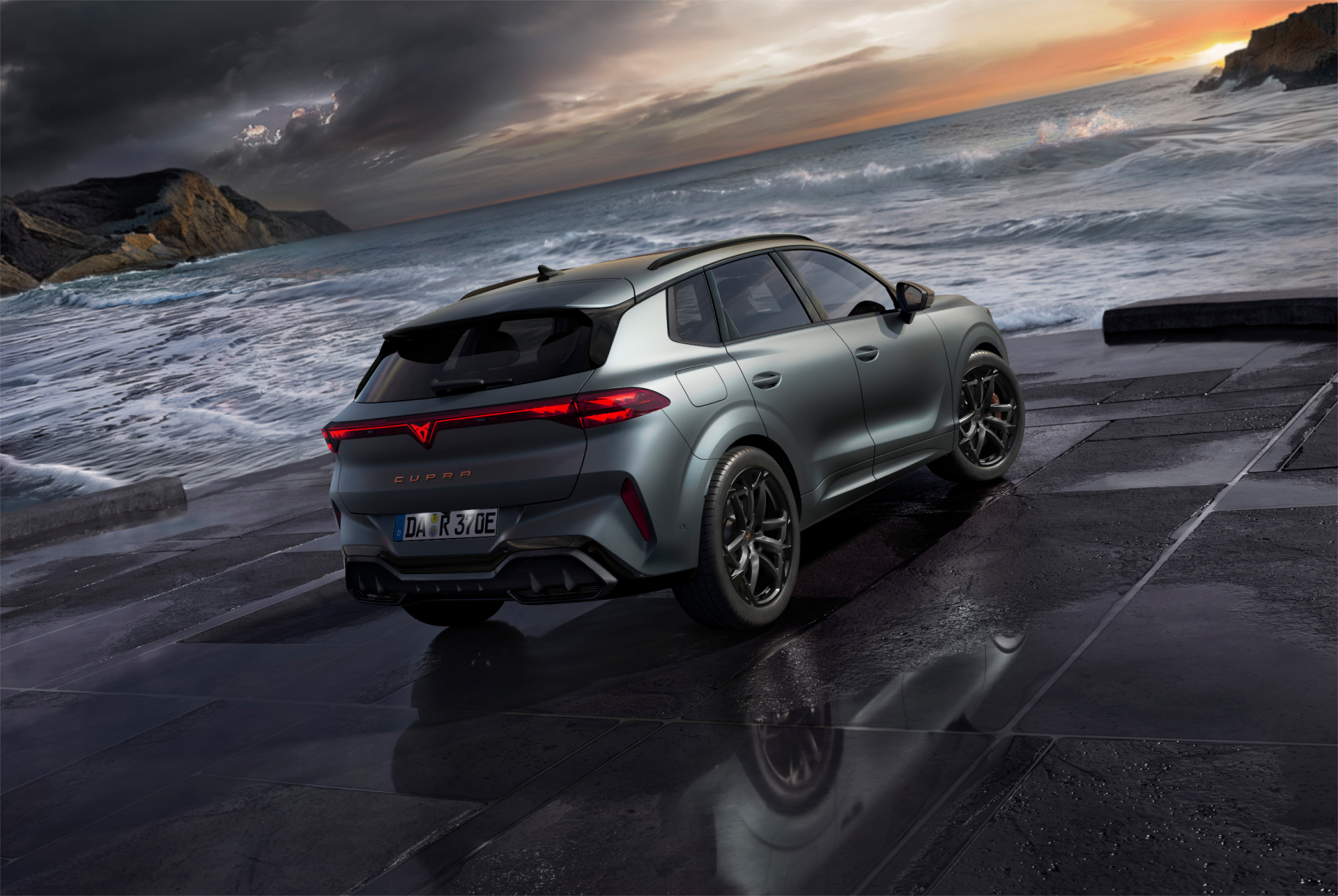 cupra terramar hybrid suv, neues modell 2024, rückansicht, mit schlanken rückleuchten mit cupra-logo, modernen leichtmetallrädern und einer sportlichen karosserie, auf einem nassen pflaster am meer.