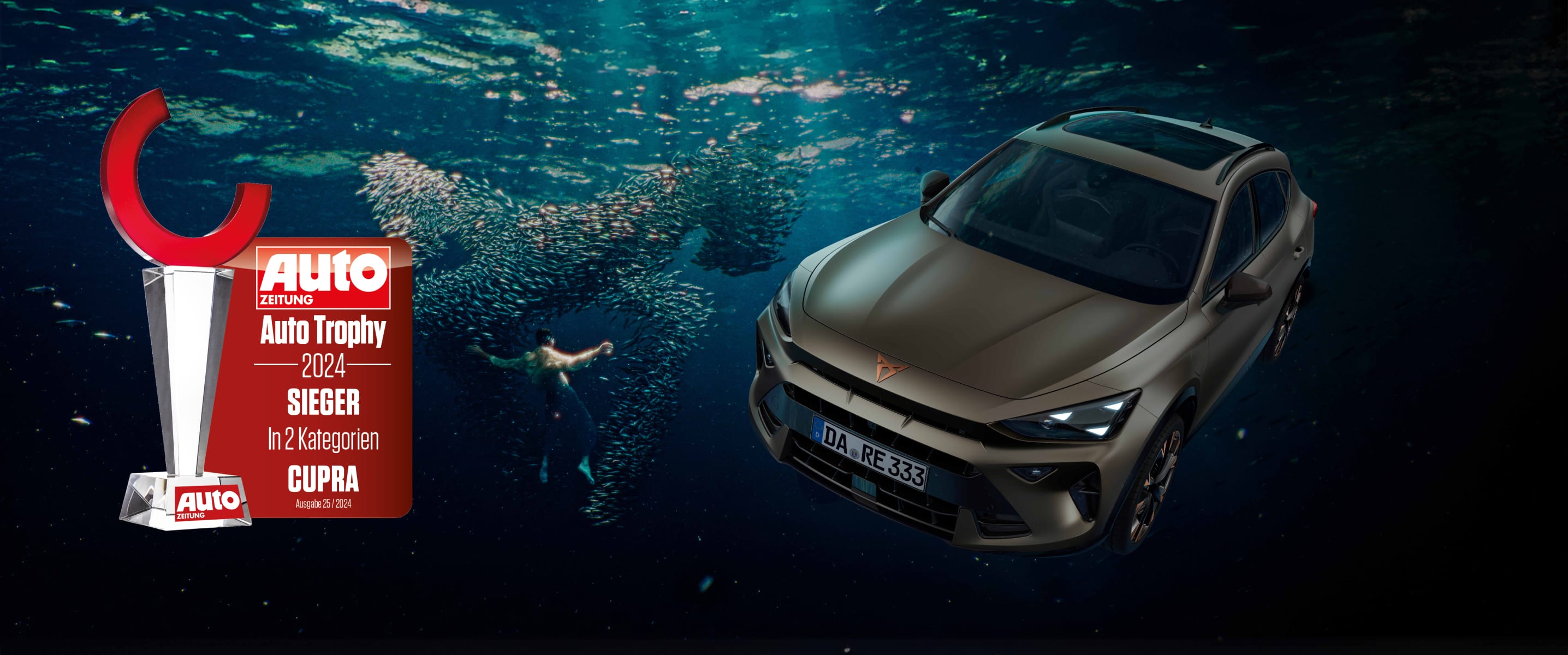 Der CUPRA Formentor in mattem Bronze im Meer unter der Wasseroberfläche, daneben die Auto Trophy 2024-Trophäe mit rotem Halbkreis auf silbernem Sockel.