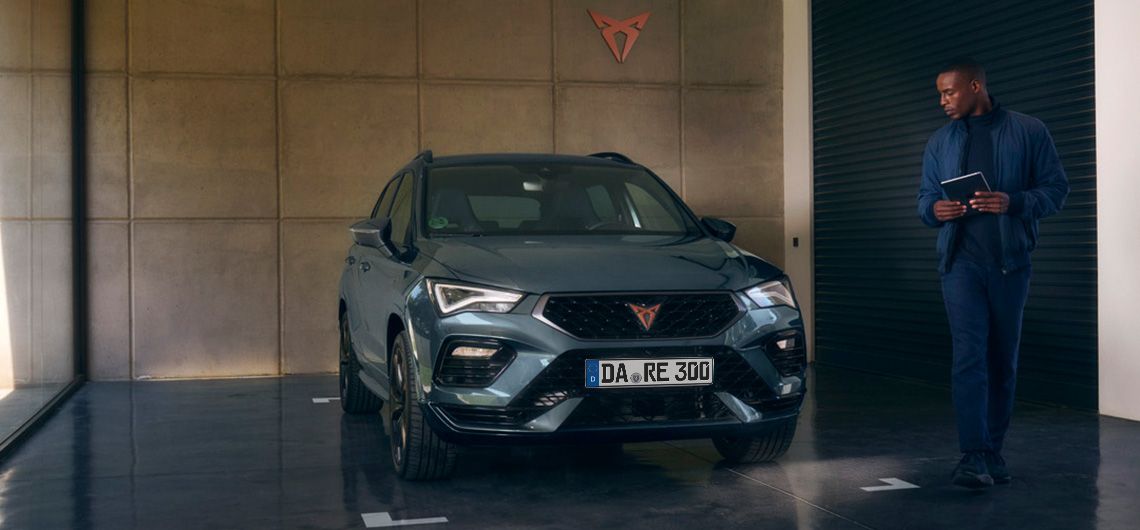 Detailaufnahme eines CUPRA Fahrzeugs von vorne, das markante Logo gut sichtbar, unterstreicht das sportliche und elegante Design.