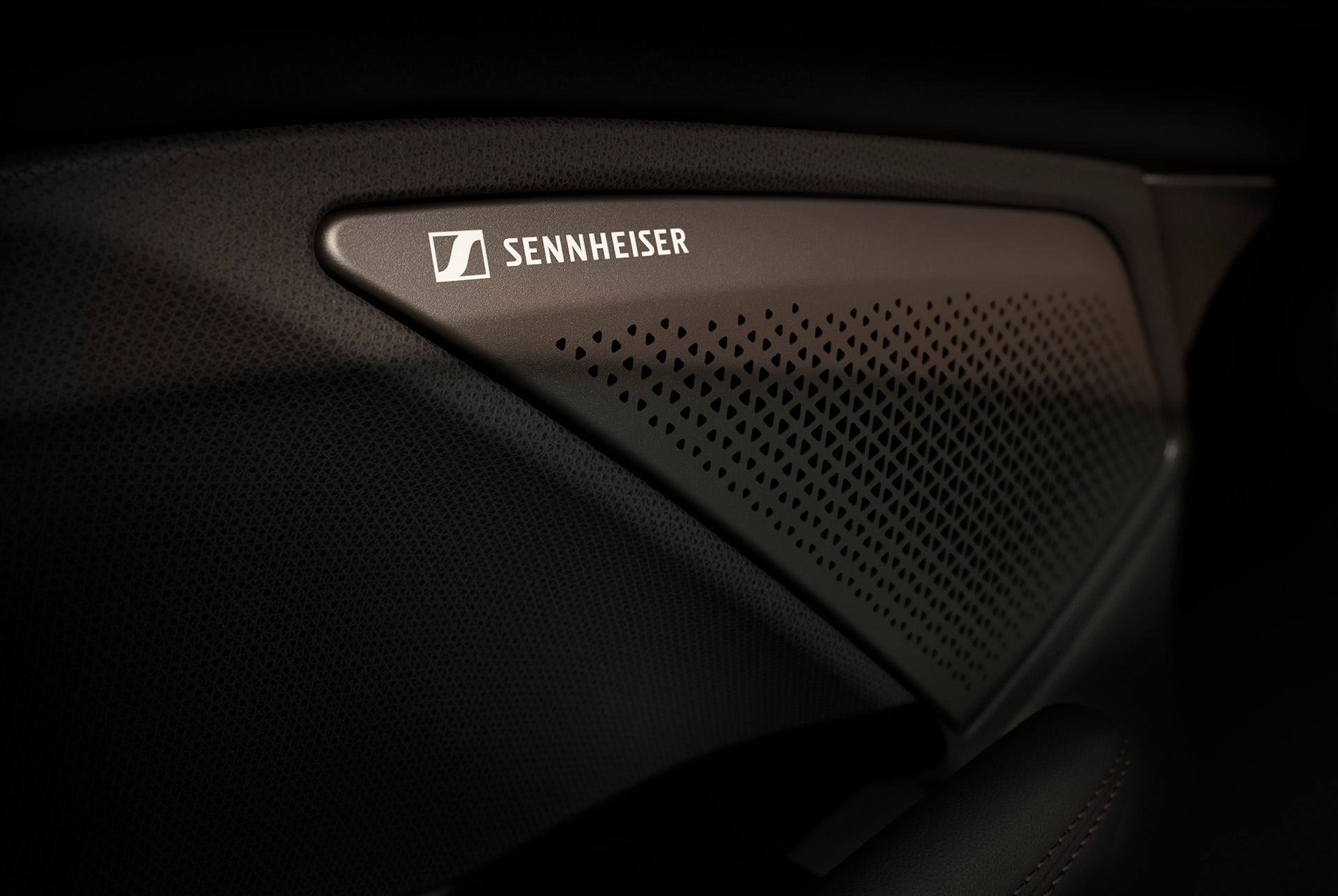 immersive by sennheiser high fidelity audiosystem mit 12 lautsprechern im cupra terramar, das das sennheiser-logo zeigt. Nahaufnahme.